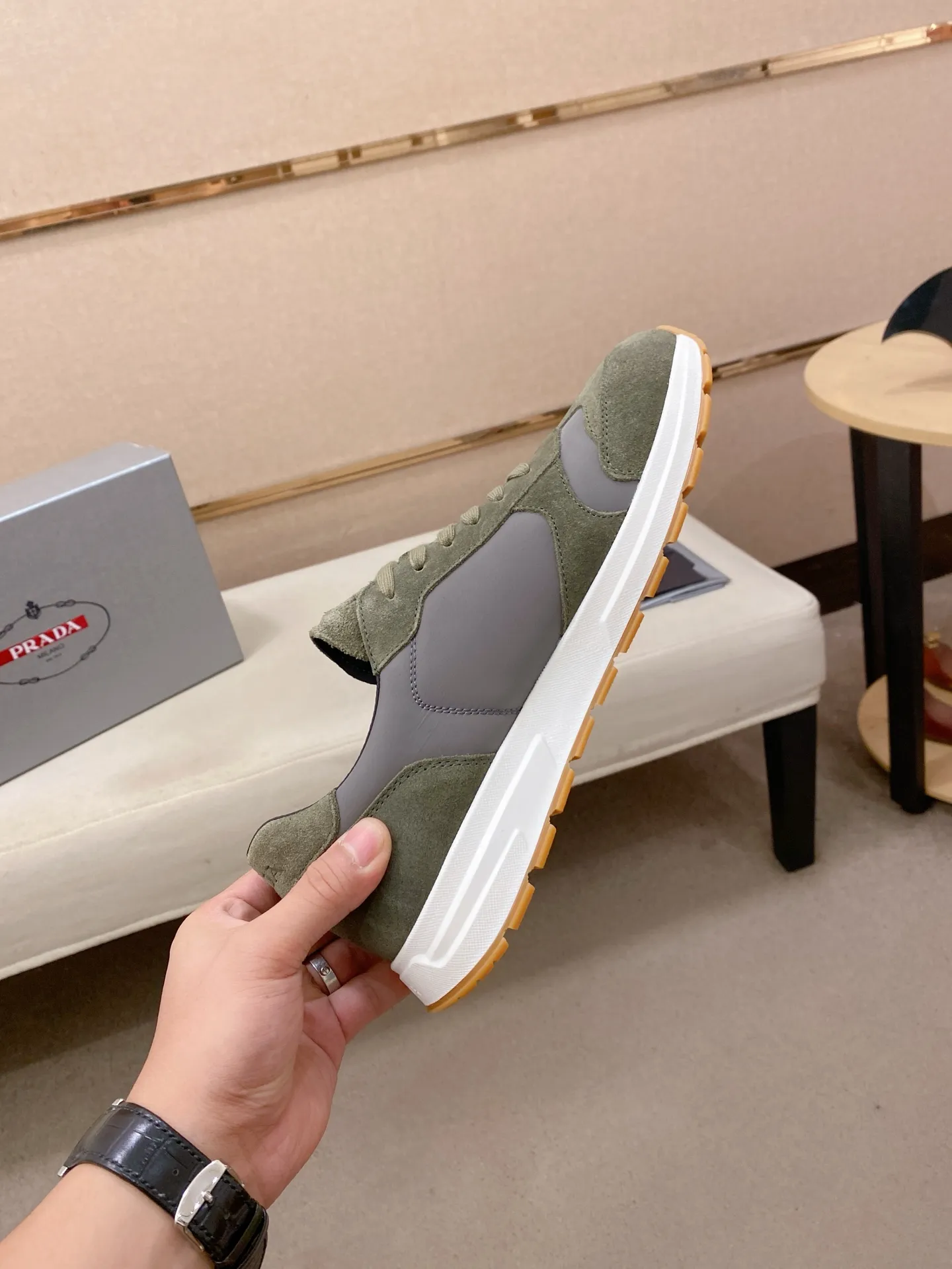 Men's Men's Shoes 💰 620💰 ✔️✔️✔️High version High-quality new PRADA (Prada) counters are launched simultaneously. The new men's shoes and 😘fabrics are selected from first-layer cowhide fabrics. Lining: Imported cowhide leather lining. 👍🏿High-end☄️Open-molded non-slip rubber outsole, exquisite lines, simple and elegant, comfortable and high-end for leisure travel. Code number: 38 to 45